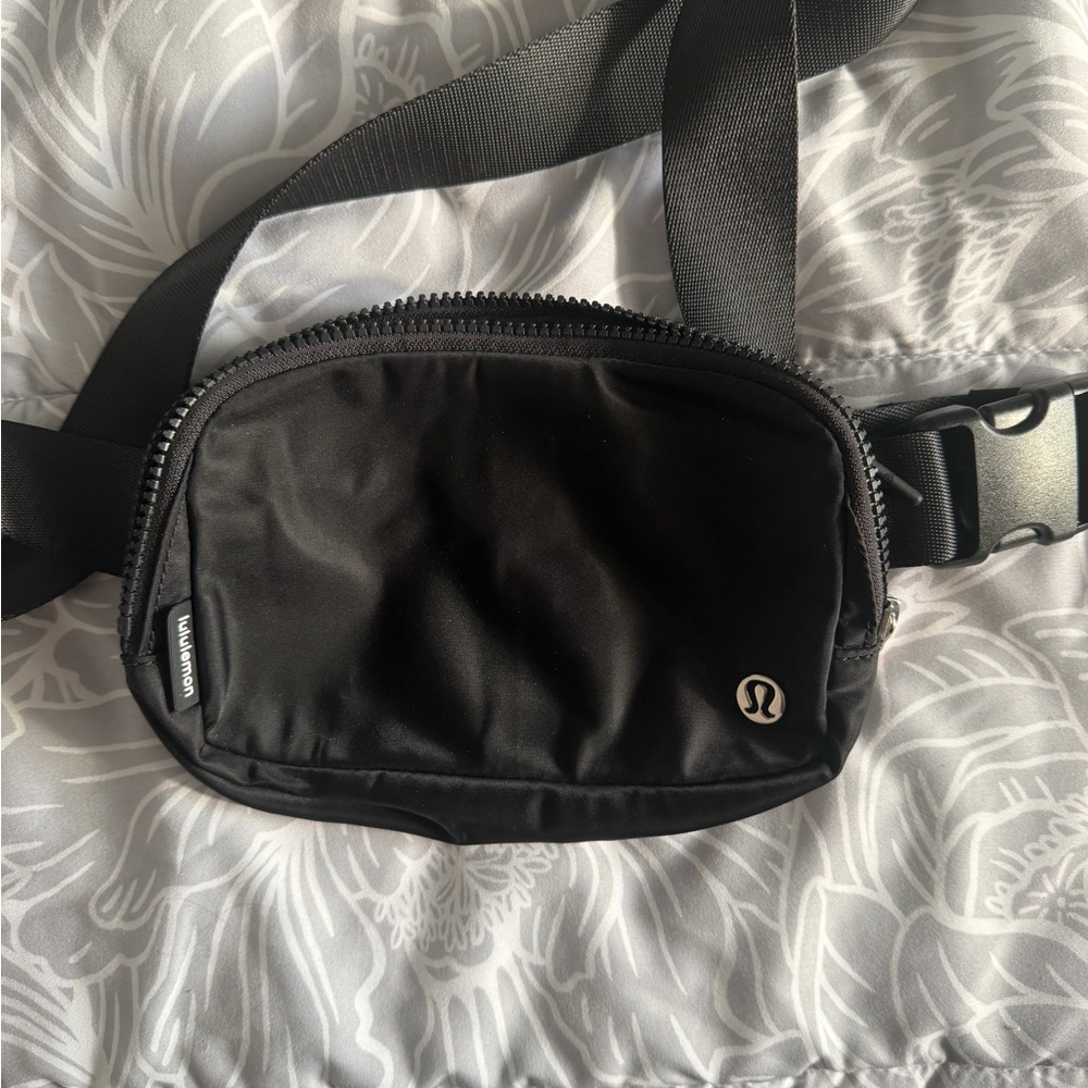 EUC lululemon Black Belt Bag - 1L